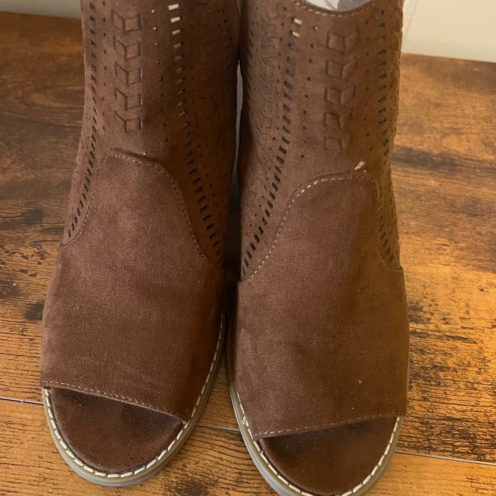Women's Size 9, Universal Thread, Suede, Open Toe, Heeled Shoes